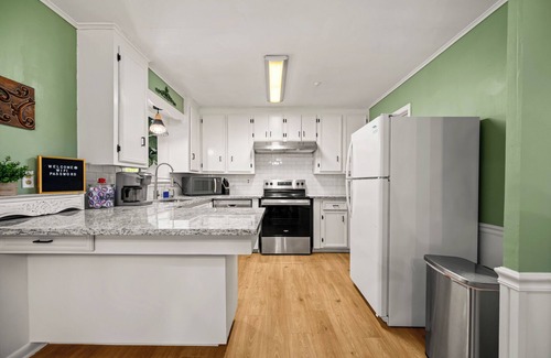 Pineville House | Katie's Place-Newly Renovated-Workspace-Pet Friendly-Family Games