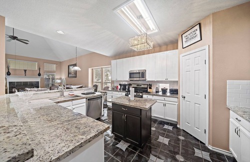 Barker House | Katy Getaway | Game Room | BBQ | Yard | Sleeps 16