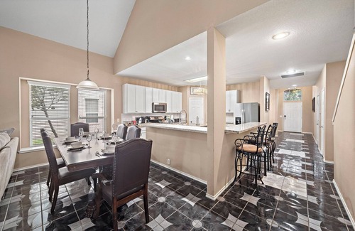 Barker House | Katy Getaway | Game Room | BBQ | Yard | Sleeps 16