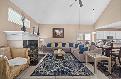 Barker House | Katy Getaway | Game Room | BBQ | Yard | Sleeps 16