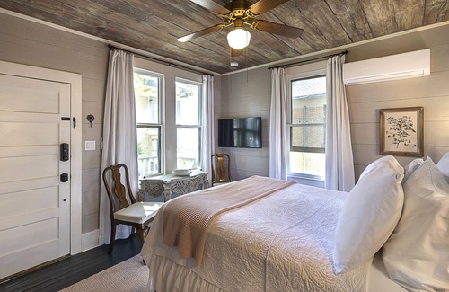 Smithville Bed & Breakfast | Katy House Bed and Breakfast