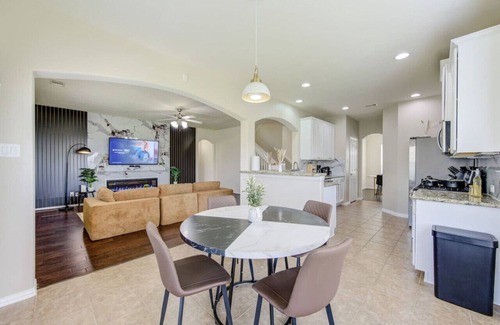 Barker House | Katy Houston, 2330sf, 4BR-2.5BA, Game Rm, King Bed