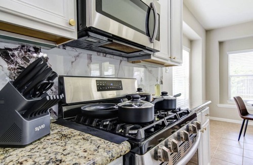 Barker House | Katy Houston, 2330sf, 4BR-2.5BA, Game Rm, King Bed