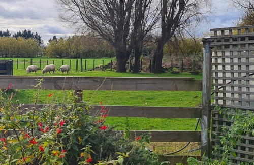 Feilding Cottage | Kawakawa Cottage - lovely rural outlook. Convenient location to Manfield Park