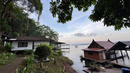 Thong Pha Phum Resort | Kawarin Saiyai Cottage and Lake