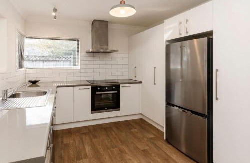 New Plymouth House | Kawaroa Park View - near CBD & coastal walkway