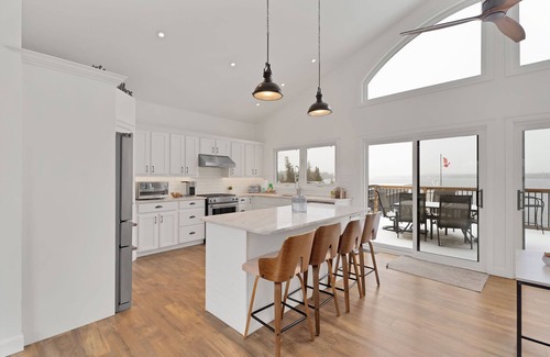 Bobcaygeon Cottage | Kawartha Dream Cottage with Hot Tub w/Games House