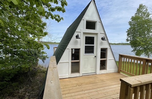 Kirkfield House | KAWARTHA LAKEFRONT COTTAGE 1 1/2 Hours from downtown Toronto. PRIVACY PLUS!