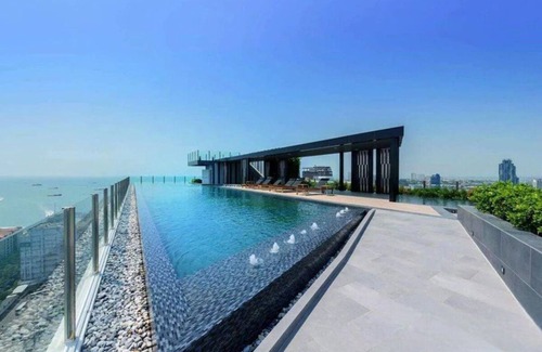 Pattaya Bay Apartment | Kaws Theme - Luxury Seaview High Floor l Infinity Pool l Central Pattaya n