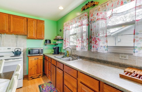 Sister Lakes House | Kayak & Fish: 1 Block to Lakeside Park & Ramp!