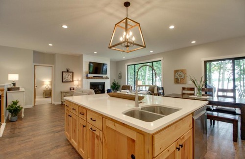 Alexandria House | Kayaks and Dock Lakefront Retreat in Alexandria