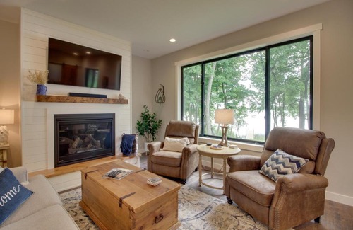 Alexandria House | Kayaks and Dock Lakefront Retreat in Alexandria