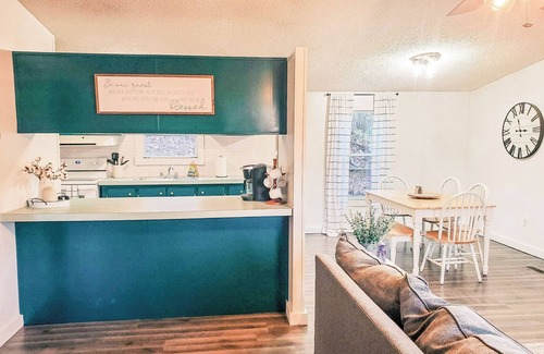 Se Ree House | Kayaks Included- Riverfront Getaway at Tucky Cabin Pet Friendly