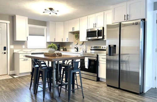 Howe House | Kayaks | Relax by River | 10 Min to Shipshewana |