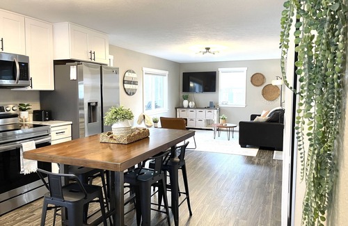 Howe House | Kayaks | Relax by River | 10 Min to Shipshewana |