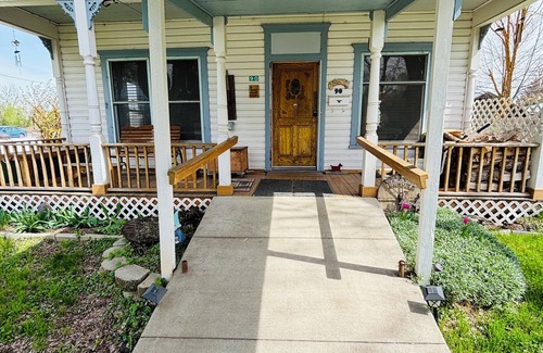 Midvale House | Kay’s Country Place. Dog Friendly.
