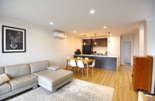 Canadian House | Kaythree - Perfect 3br townhouse close to the centre of Ballarat