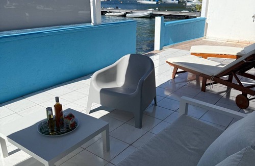 Les-Saintes House | KAZPARADIS LES SAINTES feet in the water in the Bay of Terre de Haut.