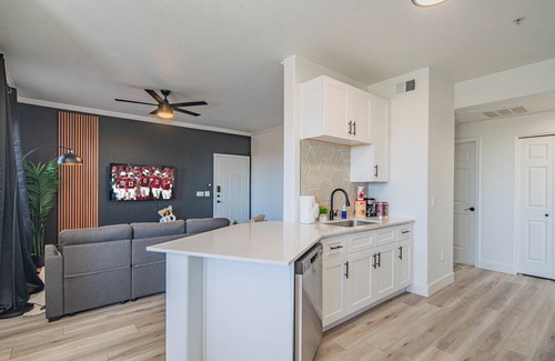 Glendale Sports and Entertainment District Apartment | KB - Zone