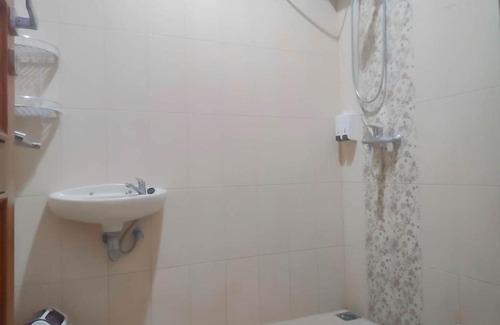 Cigugur Hotel | Kedai Oma Mitra RedDoorz