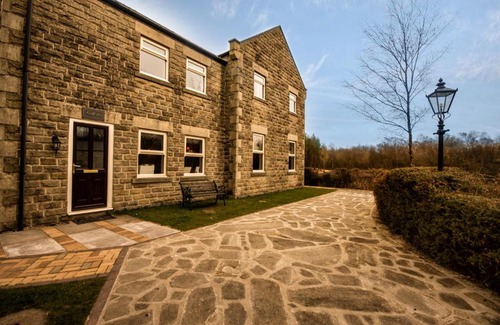 Holestone Moor House | Kedleston Cottage - Darwin Lake Holiday Village