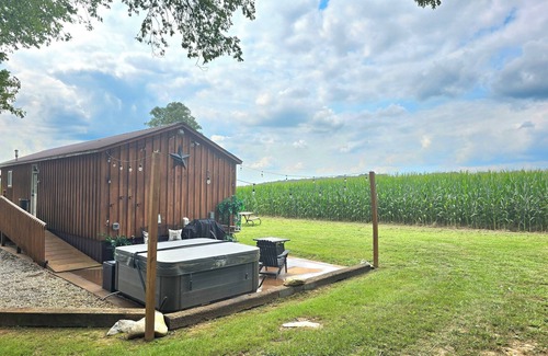 Russellville Cabin | Keehn's Hideaway-Hot tub/King bed/Horses/Secluded/Getaway!