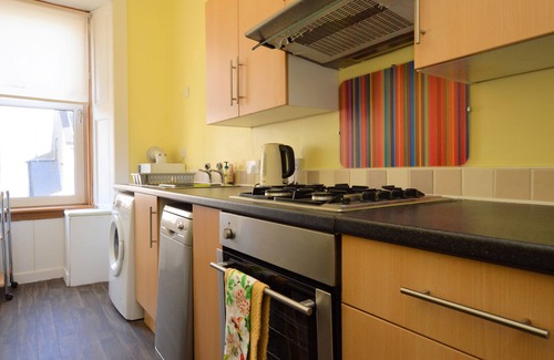 Gourock Apartment | Keek Oot at 73, upper apartment on Main St, value for money. Pet friendly.