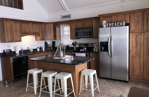 Decatur House | Keeler Lake retreat with private beach!