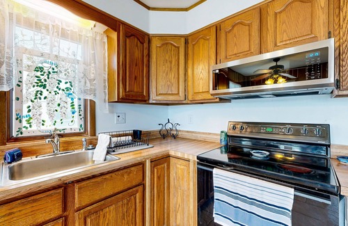 Keen-Wik On the Bay House | Keenwick on the Bay waterfront home with AC, W/D, Free WIFI & dock