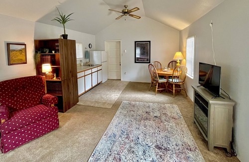 Polson House | Keep it simple at this peaceful and centrally-located place.