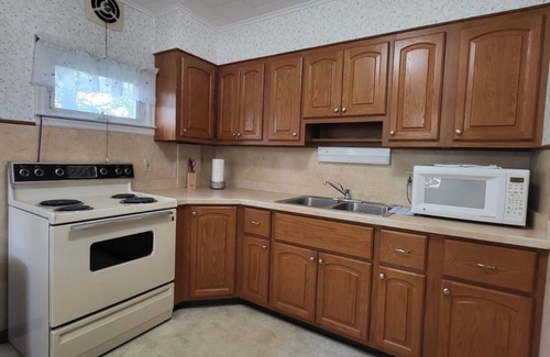 Shillington Apartment | Keep it simple at this peaceful and centrally-located place.