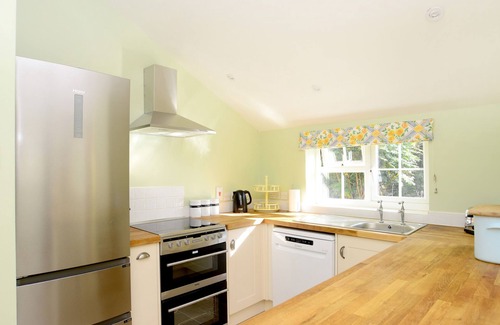 East Meon Cottage | KEEPERS COTTAGE, pet friendly, with open fire in East Meon