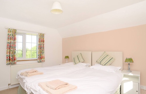 East Meon Cottage | KEEPERS COTTAGE, pet friendly, with open fire in East Meon