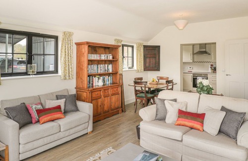 West Knoyle Cottage | KEEPERS COTTAGE, pet friendly, with a garden in West Knoyle