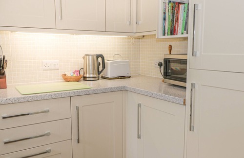 West Knoyle Cottage | KEEPERS COTTAGE, pet friendly, with a garden in West Knoyle