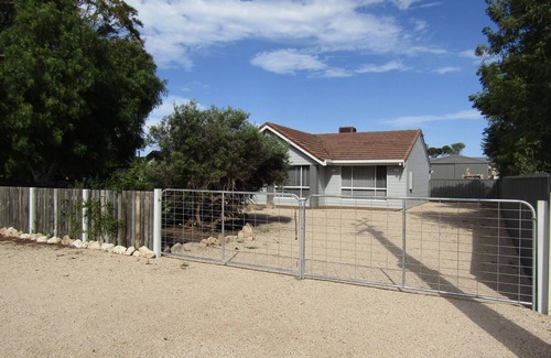 Dalrymple House | Keepin it Reel - Dog friendly - Off Peak Special!