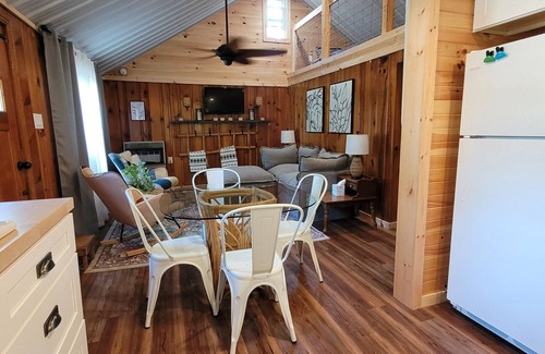 Linesville Cottage | Keepsake by the Lake - Newly renovated 1 bedroom cozy cottage