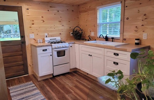 Linesville Cottage | Keepsake by the Lake - Newly renovated 1 bedroom cozy cottage