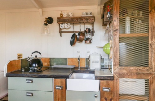 Osmington Mills Cottage | KEETS AT MIDDLE ACRE, romantic, with hot tub in Ringstead