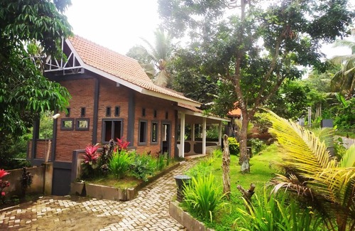 Kalipuro Bed & Breakfast | kelapa gading villas