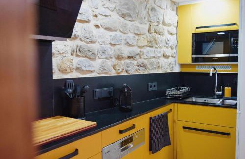 Besalu Apartment | KelDomènech Bed&Art Luxury apartment for art lover