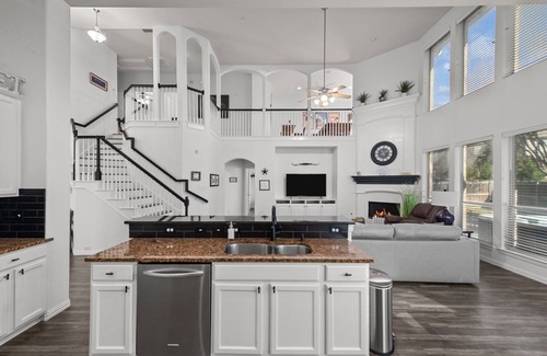Keller House | Keller’s Crown Jewel - 5BR Retreat w/Hot Tub & Pool Table