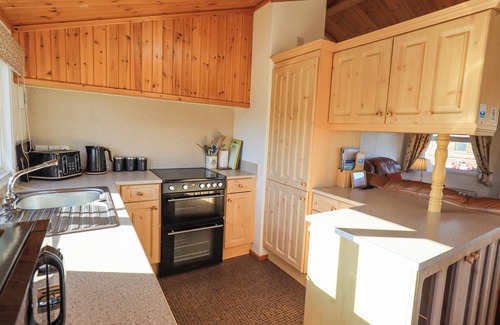 Tewitfield Cottage | KELLET LODGE (LAKESIDE 26), pet friendly, with pool in Carnforth