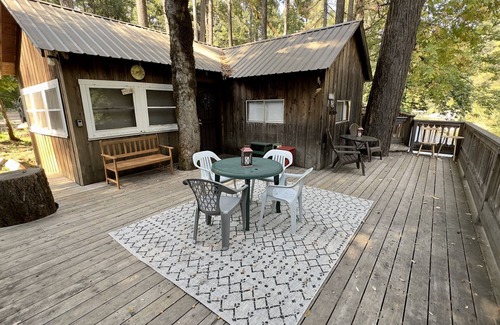 Castella Cabin | Kells Cabins, RiverCast & Upper Sac Shack together