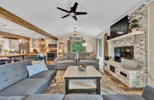 Smith Mountain Lake House | Kelly Kove - Beach Area Sleeps 14!