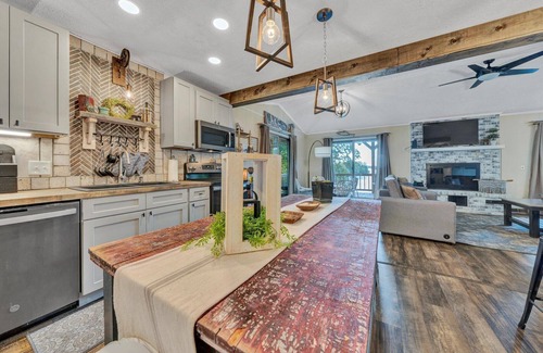 Smith Mountain Lake House | Kelly Kove - Beach Area Sleeps 14!