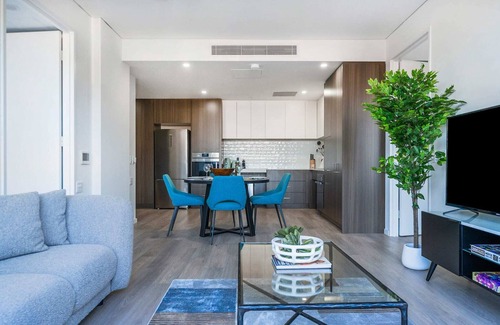 Kellyville Apartment | Kellyville Retreat with Balcony and Parking