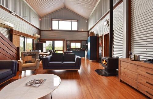 Lower Belford House | Kelman Cottage with pool and beautiful native wildlife