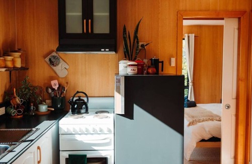 White Beach House | Kelp Cabin - intimate, calm and restful