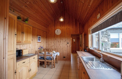 Aisgernis Cottage | KELP COTTAGE, pet friendly in Daliburgh, Isle Of South Uist